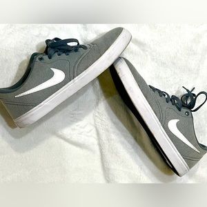 (9.5) Men’s Nike SB Solar Canvas Grey White